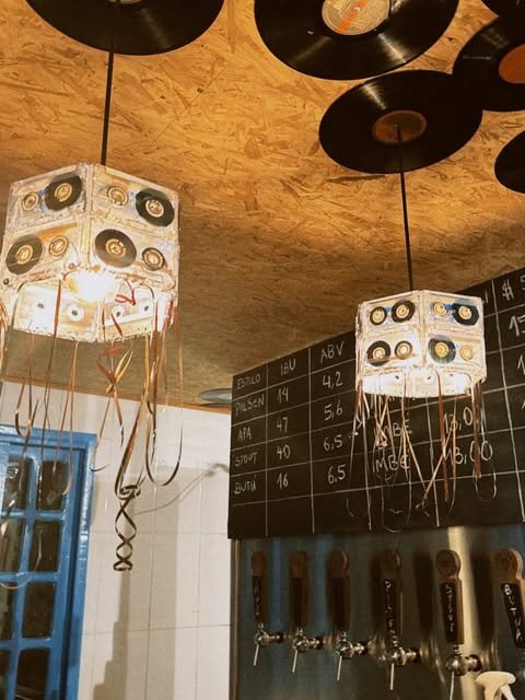 Bar do Nostalbeer com luminarias de fita cassete e torneiras de chopp