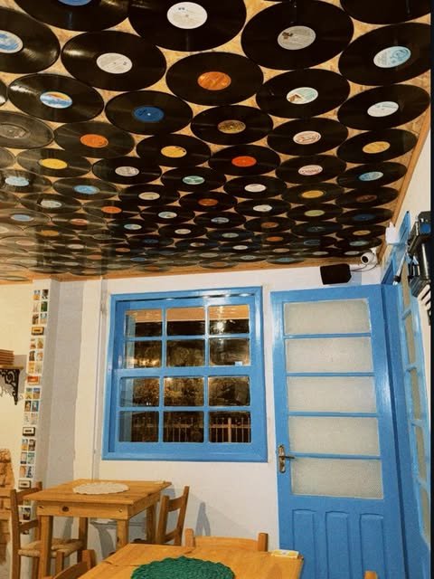 Interior do Nostalbeer com teto coberto de discos de vinil
