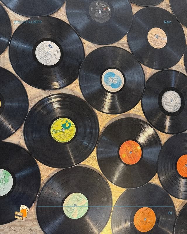 Teto coberto de discos de vinil