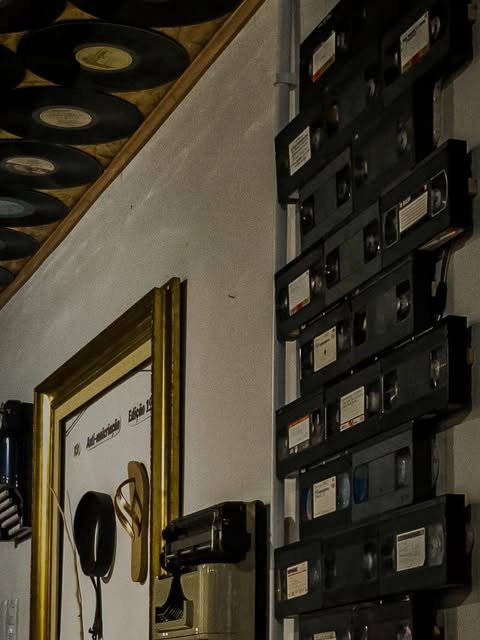 Fitas VHS na parede